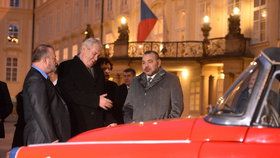 Marocký král v roce 2016 v Praze: Prezident Zeman nechal pro Muhammada VI. připravit překvapení. Soukromou prohlídku pětice automobilových veteránů.