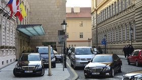 Marocký král Muhammad VI. přijel soukromě do Prahy. Kolona čítala kolem čtyř desítek vozů, královské pohodlí zajistil i vlastní nábytek.