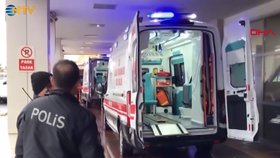 Sanitka před nemocnicí, kde ležel Muhammed Kendirci.