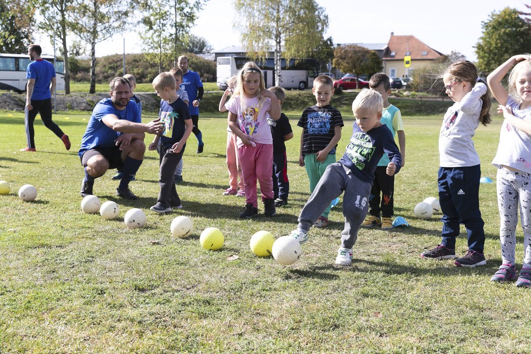 Tři stovky dětí měl ve Všechlapech na povel bývalý reprezentační gólman Daniel Zítka