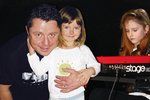 Osmiletá dcera zesnulého Muka: Na koncertě zahrála tátovi na klavír!