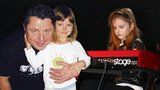 Osmiletá dcera zesnulého Muka: Na koncertě zahrála tátovi na klavír!