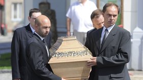 Rakev s ostatky zavražděného Jiřího J. vynášejí z kostela