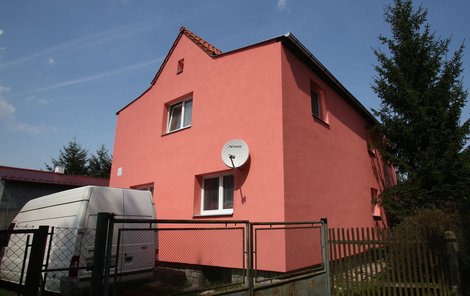 Dům, v němž se tragédie odehrála, má dnes růžovou fasádu.