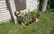2011 - Ještě týž den na místo vraždy začali lidé nosit svíčky a květiny.