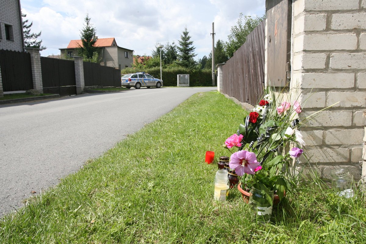 Na místo, kde zemřel Jiří J., lidé přinesli květiny. 