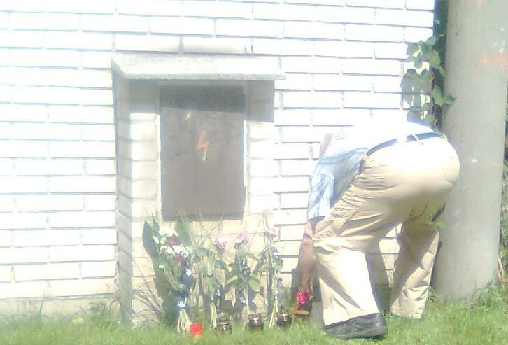 Na místo, kde zemřel Jiří J., lidé přinesli květiny. Zastavil se tu i otec zavražděného Martina.