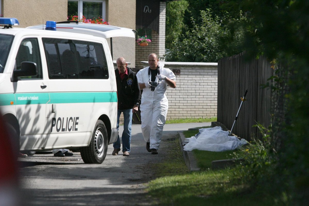 Kriminalisté na místě činu zajišťovali stopy několik dnů.