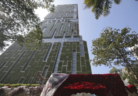 Mukeš Ambani bydlí s rodino v tomto mrakodrapu v Bombaji o 27 poschodích.