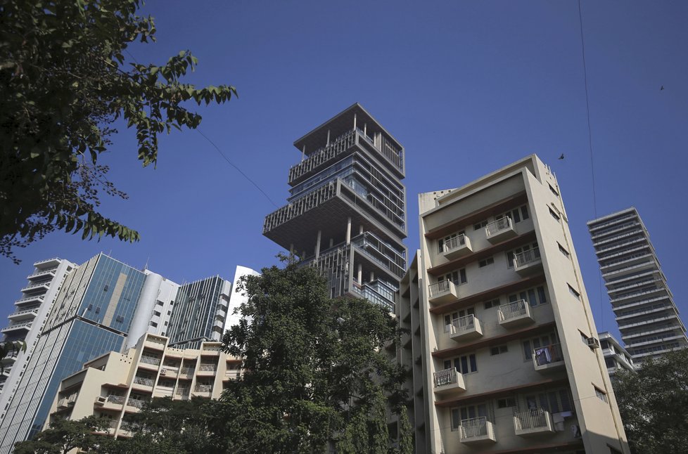 Mukeš Ambani bydlí s rodino v tomto mrakodrapu v Bombaji o 27 poschodích.