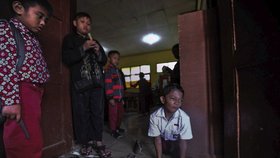 Malý Mukhlis z Indonésie se narodil s nedostatečně vyvinutýma nohama. Do školy se naučil chodit po rukou!