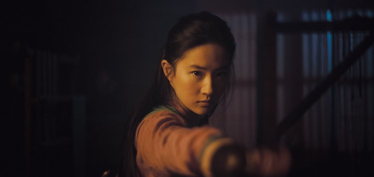 Aby se krásná Mulan dostala do císařské armády, vydává se za chlapce