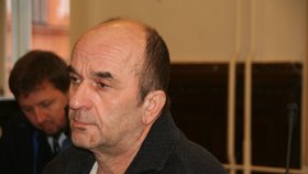 Hrobník Květoslav Müller čelí u soudu obžalobě z pokusu o vraždu, únos a nedovolené ozbrojování.