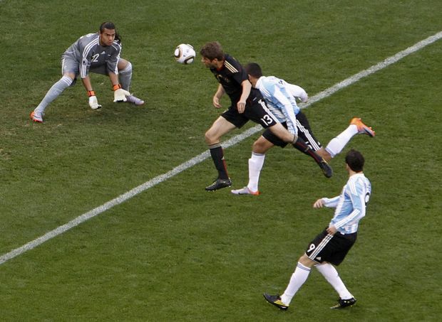 Thomas Müller poslal ve čtvrtfinále Německo do vedení. Thomas Müller poslal ve čtvrtfinále Německo do vedení.