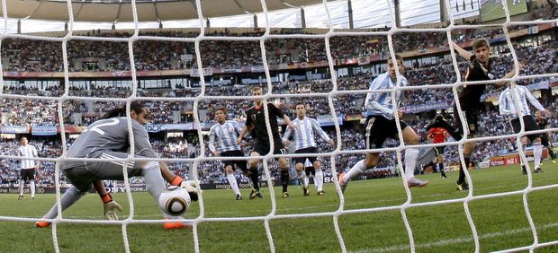Thomas Müller poslal ve čtvrtfinále Německo do vedení. Thomas Müller poslal ve čtvrtfinále Německo do vedení.