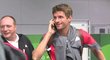Hvězdný útočník Bayernu Mnichov Thomas Müller nechtěl odpovídat na otázky novinářů a tak předstíral, že telefonuje cestovním pasem