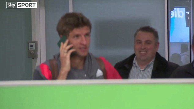 Hvězdný útočník Bayernu Mnichov Thomas Müller nechtěl odpovídat na otázky novinářů a tak předstíral, že telefonuje cestovním pasem