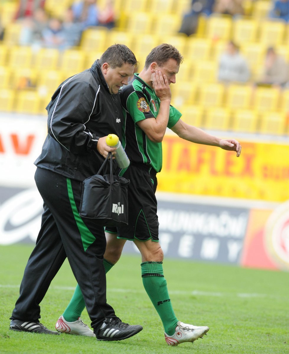 Po zákroku opustil Müller hřiště za asistence doktora.