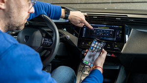Video: Multimédia Peugeotu 308 se snaží být jako chytrý telefon. Zatím to zvládají jen napůl