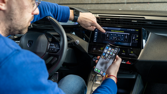 Video: Multimédia Peugeotu 308 se snaží být jako chytrý telefon. Zatím to zvládají jen napůl