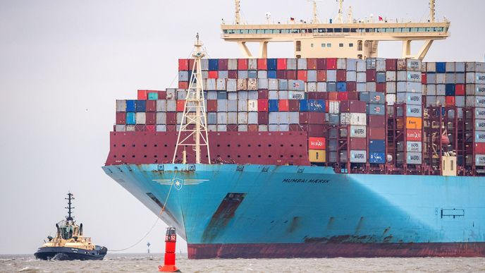 Kontejnerová loď Mumbai Maersk připlouvá do německého přístavu Bremerhaven. Maersk v roce 2021 ztrojnásobil zisk