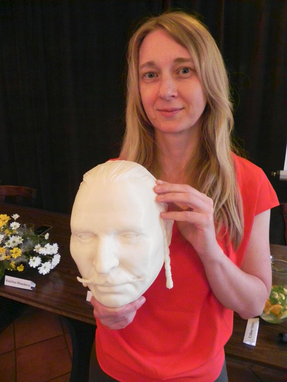Vědkyně Petra Urbanová s baronovou tváří vytištěnou na 3D tiskárně.