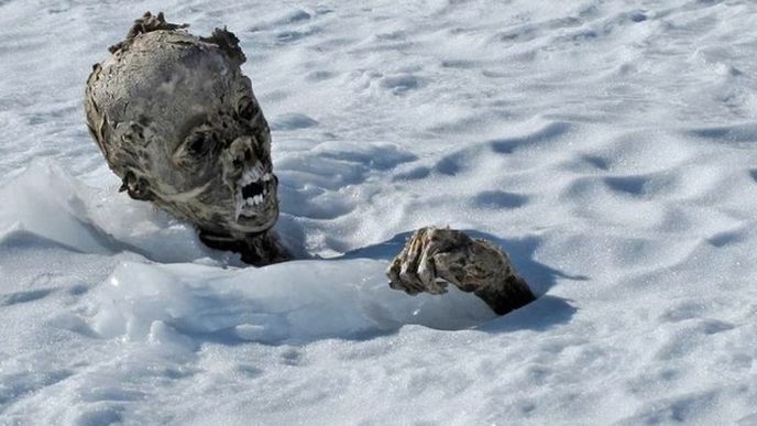 Sníh odkrývá zamrzlé mumie