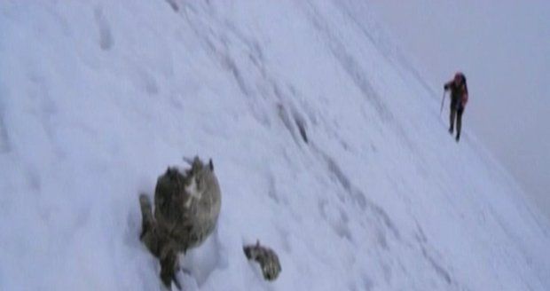 Pětapadesát let staré mumie horolezců trčely ze sněhu!