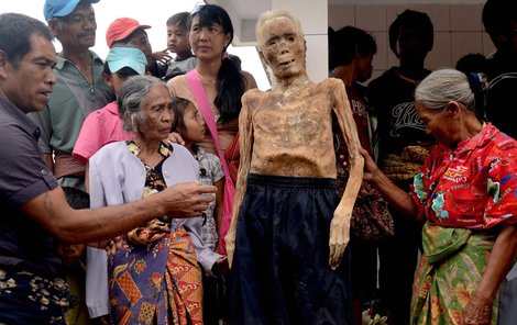 Indonésané vykopanou mrtvolu nejprve umyjí a převléknou do nových šatů.