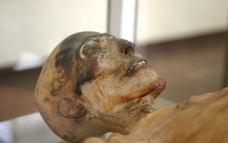Marie V. tělo otce ukryla v kuchyni, kde se vysušilo na mumii.