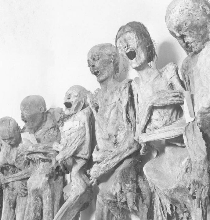 Hororové mumie začaly brzy přitahovat lidi z širokého okolí a na přelomu 19. a 20. století se z nich již stala regulérní turistická atrakce.