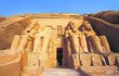 Průčelí Velkého chrámu Ramsese II. v Abú Simbel.