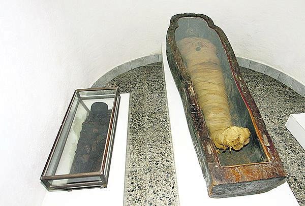 Egyptské mumie v kryptě.