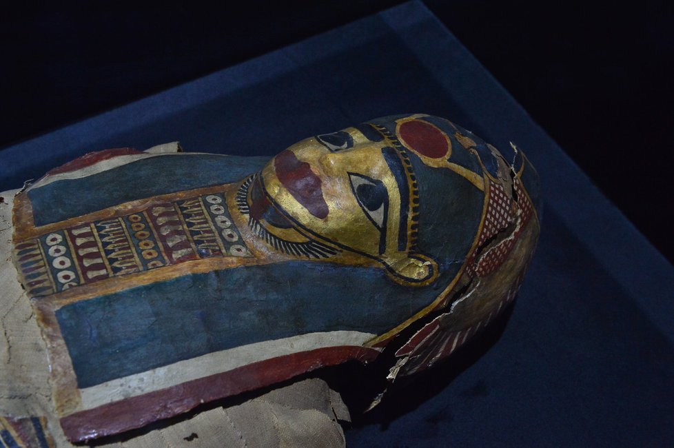 Haruška z Akhmímu je určitě nejkrásnější mumií díky bohatému zdobení. To také ukazuje, že musela být váženou osobou...