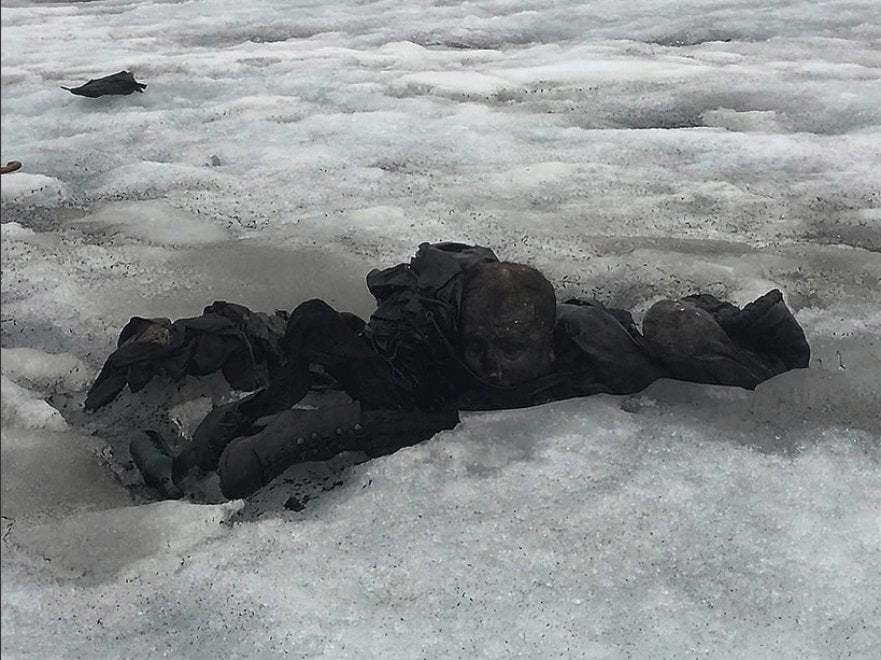 Těla odhalilo tání ledovce.
