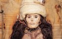 Mumie ženy přezdívaná Princezna ze Xiaohe. Byla pohřbena v dlouhém vlněném plášti a plstěném klobouku s větvičkami léčivých rostlin