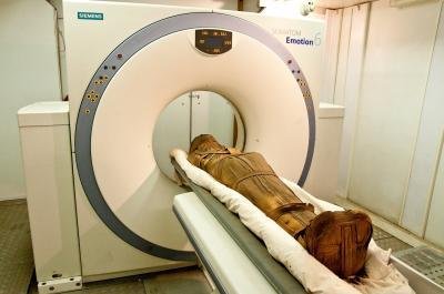 Mumie během skenování ve výpočetním tomografu