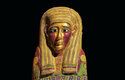 Bohatě zdobený sarkofág ukrývající mumifikované tělo