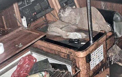 Mumifikovaný Manfred byl zhroucený okolo krabice s rádiovým telefonem.
