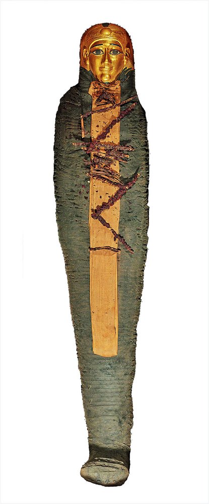 Zlatá pohřební maska na mumii vyňaté z rakve
