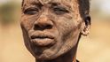 Každé ráno začíná u tohoto afrického kmene stejně. Vybraný mladík vstane, zběžně si vyčistí zuby klacíkem a pak si "umyje" hlavu pod nedaleko močící krávou. Improvizovaná sprcha má antibakteriální účinky a navíc mu zbarví vlasy do tradičních oranžových barev Mundariů. 