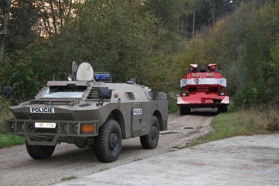 Pyrotechniky kryl cestou ke skladu transportér a hasičský tank.