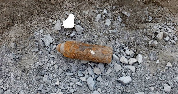 Pyrotechnik potvrdil, že se skutečně jedná o dělostřelecký granát ráže cirka 30mm, pravděpodobně z období 2. světové války a zajistil ho ke zneškodnění.