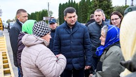 Ukrajinský premiér mluví s místními lidmi o evakuaci.