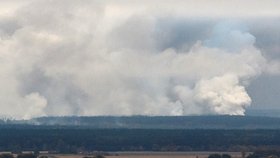 Z areálu muničního skladu ukrajinské armády u města Ičňa se stále ozývají exploze "různé intenzity", k zásahu je v okolních městech připraveno sedm hasičských vlaků, evakuováno bylo 12.500 lidí