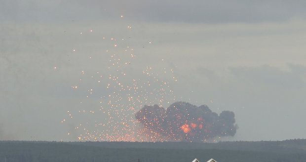 Děsivé výbuchy, požár a urychlená evakuace. Muniční sklad v Rusku znovu explodoval