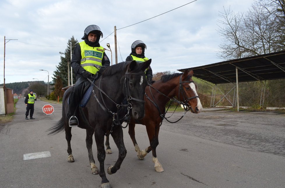 Vrbětice - do terénu vyjela i jízdní polciie