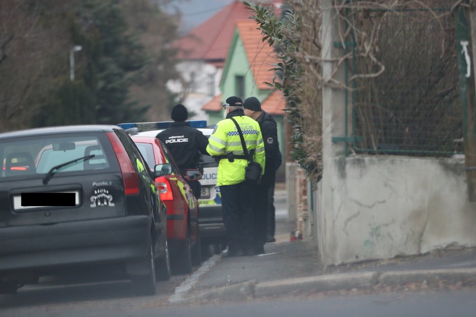 Rodina odjíždí za asistence policie k Národnímu divadlu, kde proběhne rozloučení s Luďkem Munzarem.