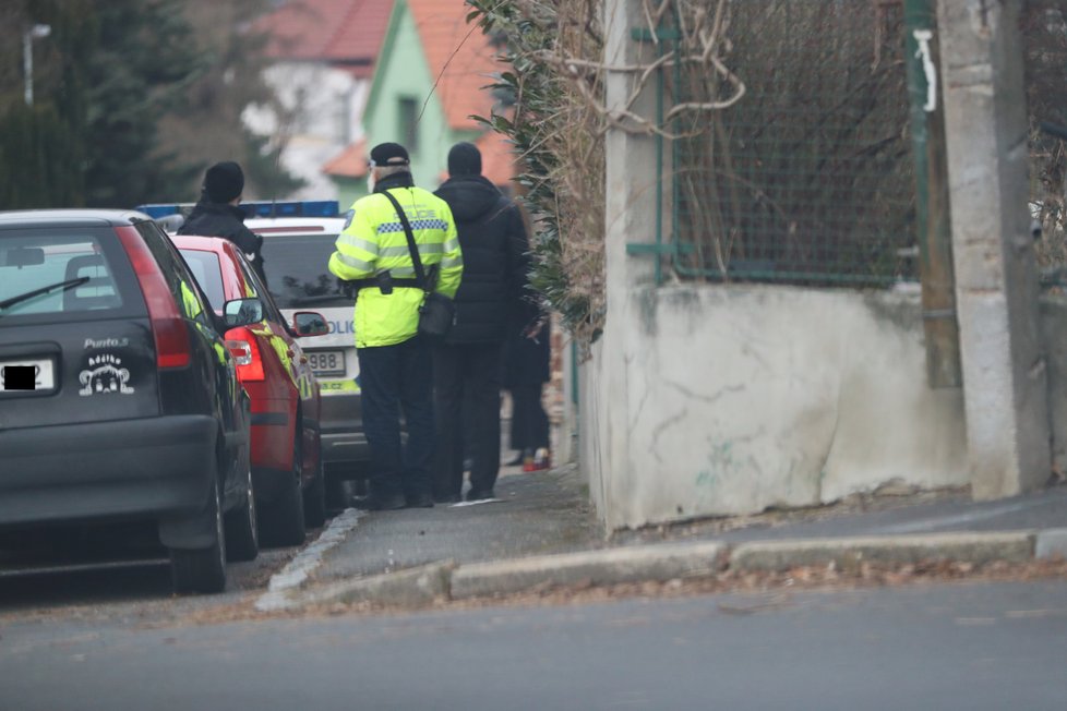 Rodina odjíždí za asistence policie k Národnímu divadlu, kde proběhne rozloučení s Luďkem Munzarem.