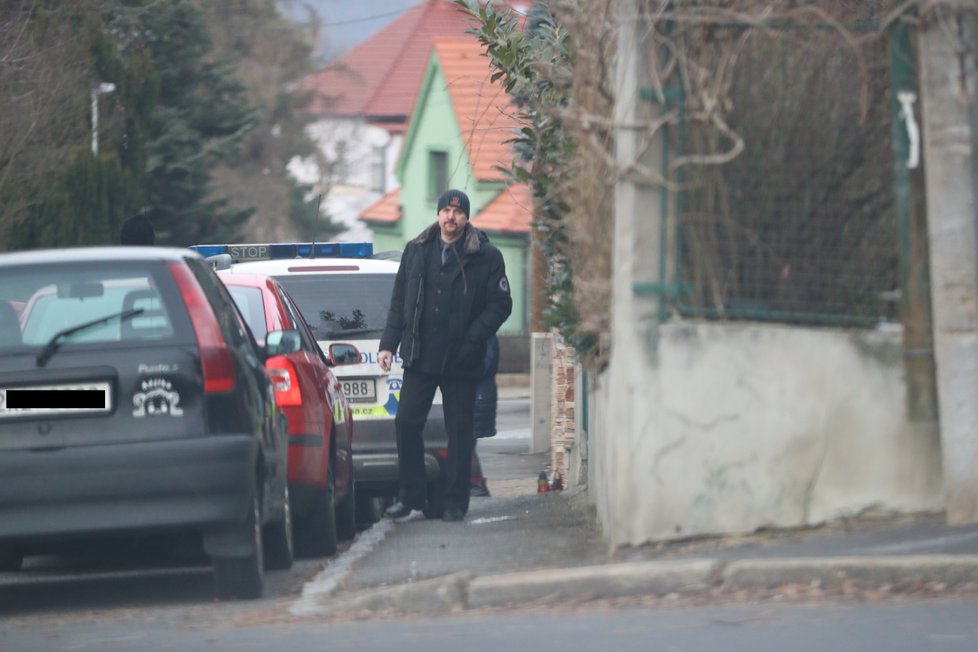 Rodina odjíždí za asistence policie k Národnímu divadlu, kde proběhne rozloučení s Luďkem Munzarem.